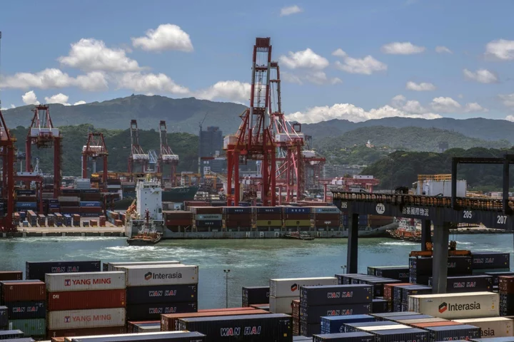 Taiwan’s Exports Decline Slows as Surplus Rises to Record High