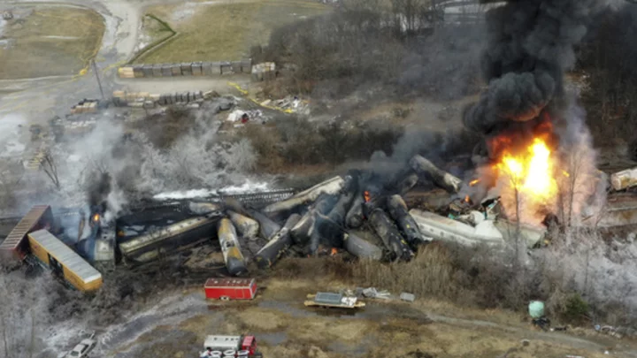 All railroads must alert first responders within 10 miles of derailed train cargo under new rule