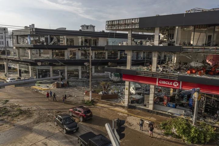 Acapulco Airport Reopens for Aid, Escape Flights After Hurricane Otis