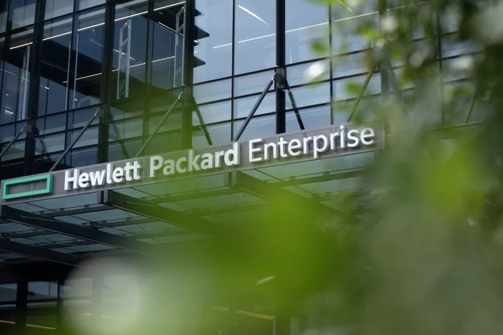 HPE Slips After Giving Disappointing Cash Flow, Profit Outlook